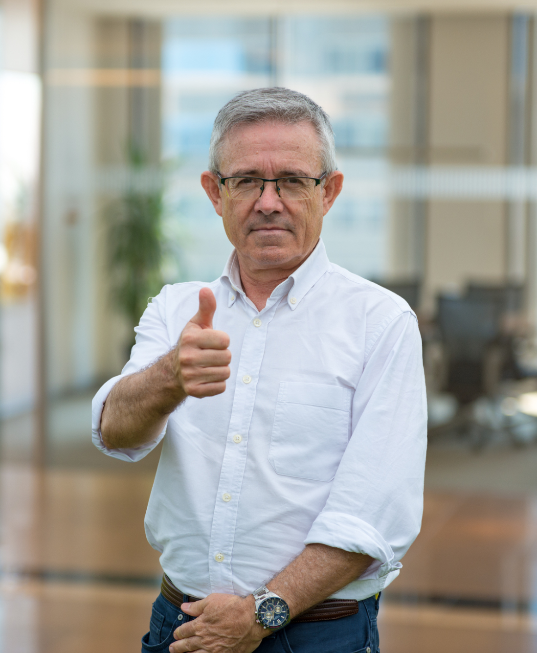 Toni Sánchez mentor pulgar levantado animando a los emprendedores